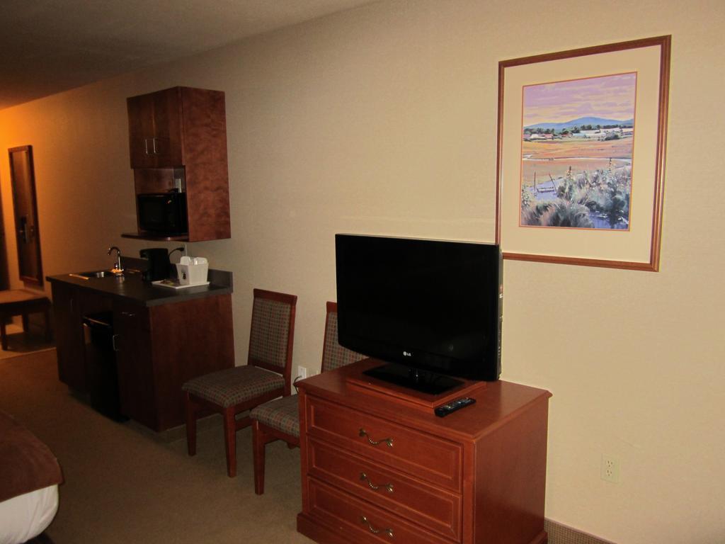 Super 8 By Wyndham Fort Nelson Bc Экстерьер фото
