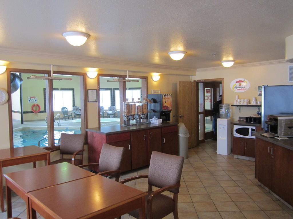 Super 8 By Wyndham Fort Nelson Bc Экстерьер фото