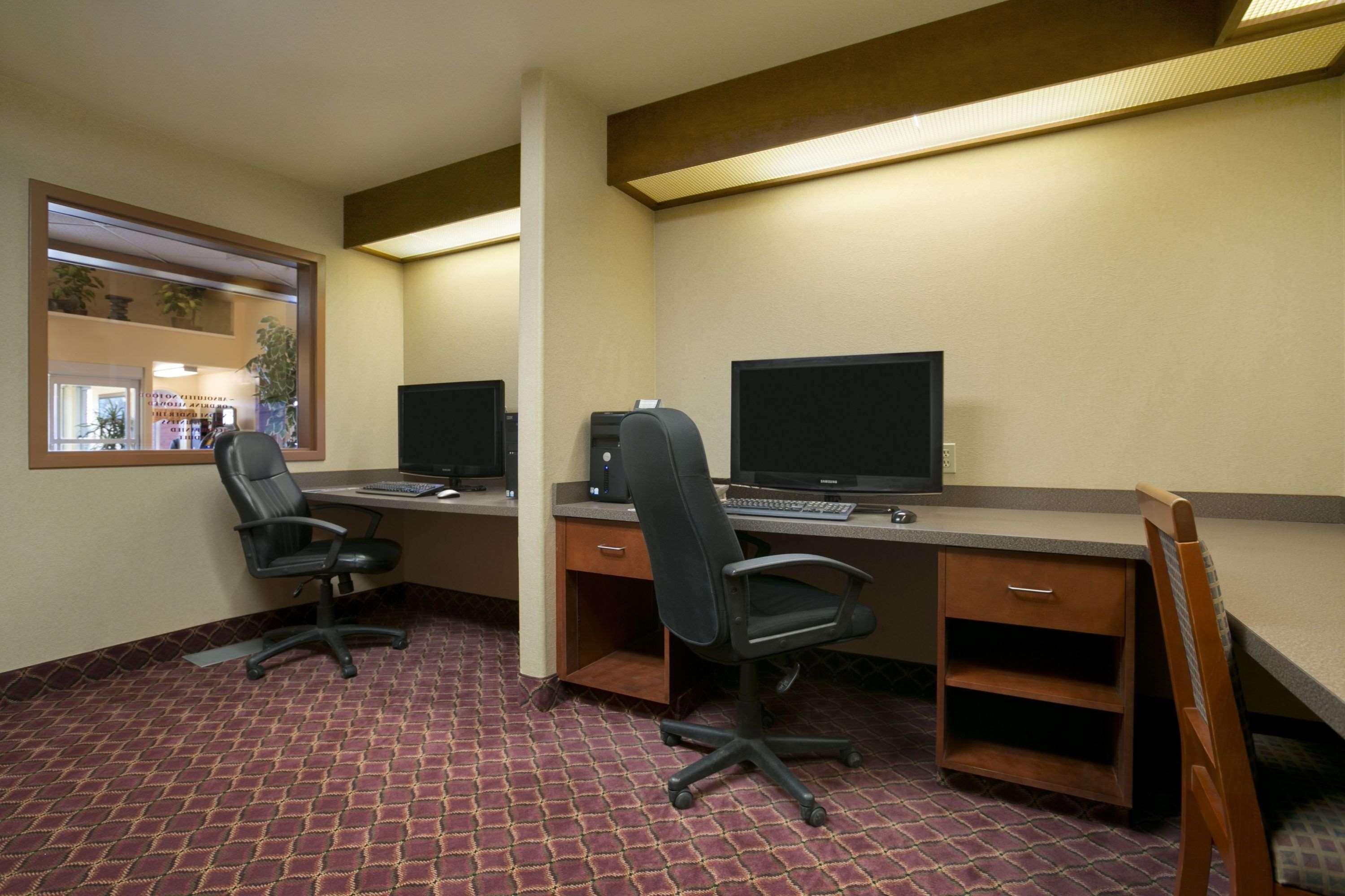 Super 8 By Wyndham Fort Nelson Bc Экстерьер фото