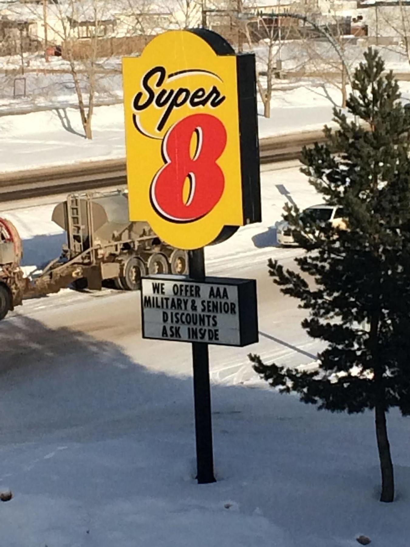 Super 8 By Wyndham Fort Nelson Bc Экстерьер фото